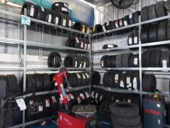 3#9643 Macchine, attrezzature per gommista e officina e Rimanenze di magazzino pneumatici