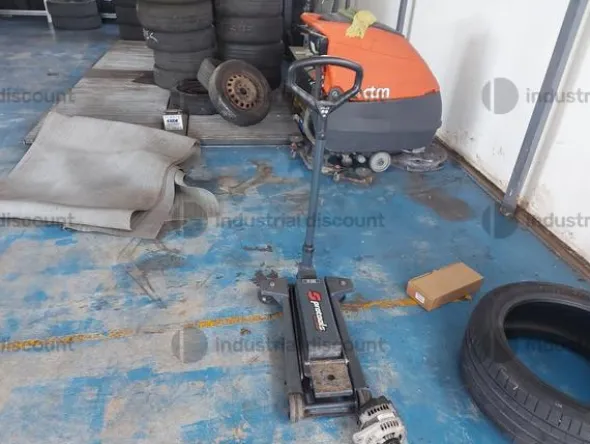 3#9643 Macchine, attrezzature per gommista e officina e Rimanenze di magazzino pneumatici