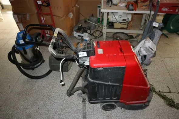 13#7345 Macchine da cucire ed attrezzature varie