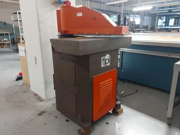 13#7345 Macchine da cucire ed attrezzature varie