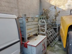 3#12020 Macchine per aspirazione solventi, apparecchiature di vario genere con ricambi e blocco arredi