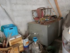 3#12020 Macchine per aspirazione solventi, apparecchiature di vario genere con ricambi e blocco arredi