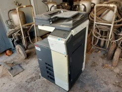 3#12020 Macchine per aspirazione solventi, apparecchiature di vario genere con ricambi e blocco arredi