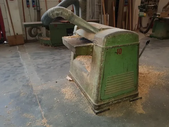 23#5191 Macchine per la lavorazione degli infissi in legno da rottamare.