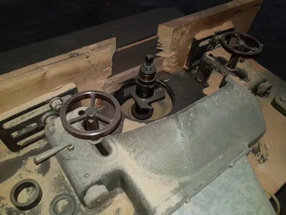 23#5191 Macchine per la lavorazione degli infissi in legno da rottamare.