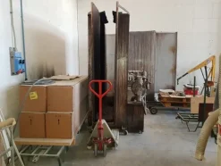 23#5191 Macchine per la lavorazione degli infissi in legno da rottamare.