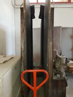 23#5191 Macchine per la lavorazione degli infissi in legno da rottamare.