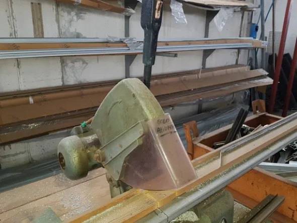 23#5191 Macchine per la lavorazione degli infissi in legno da rottamare.
