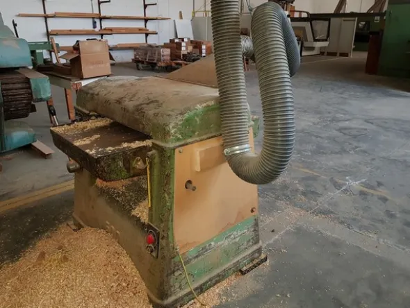 23#5191 Macchine per la lavorazione degli infissi in legno da rottamare.