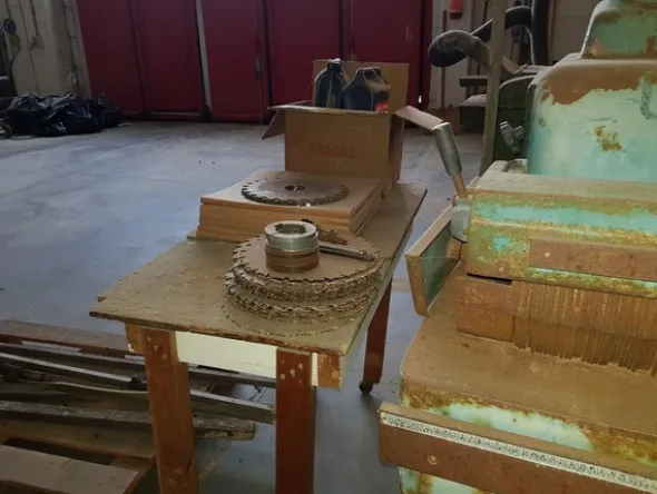 23#5191 Macchine per la lavorazione degli infissi in legno da rottamare.