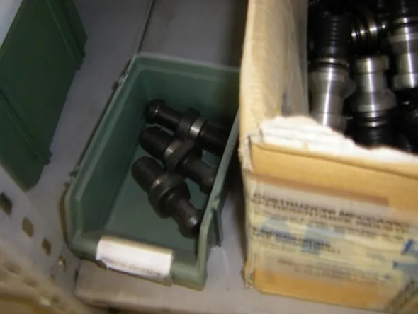 13#4997 Magazzino componenti e ricambi macchine utensili