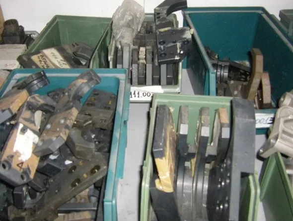 13#4997 Magazzino componenti e ricambi macchine utensili