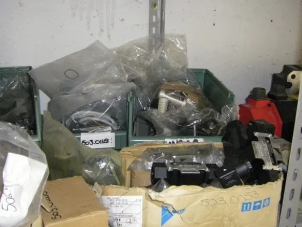 13#4997 Magazzino componenti e ricambi macchine utensili