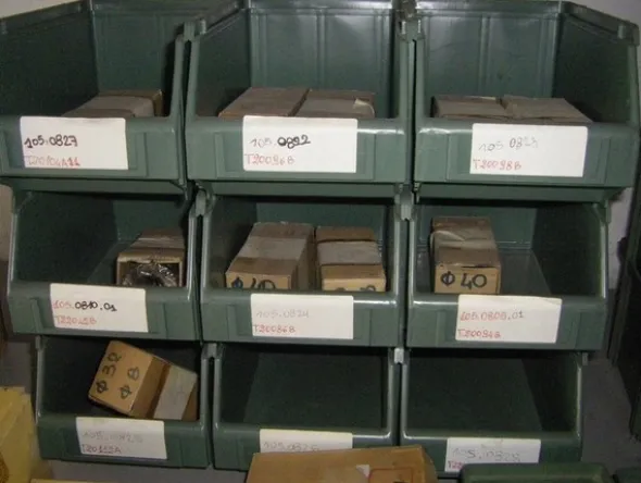 13#4997 Magazzino componenti e ricambi macchine utensili