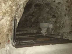 #2784 Magazzino con grotta in centro storico