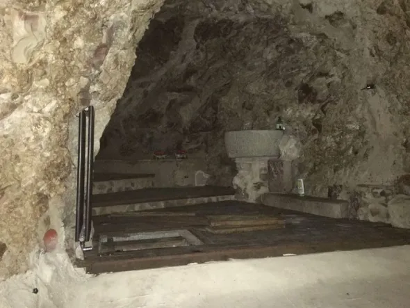 #2784 Magazzino con grotta in centro storico