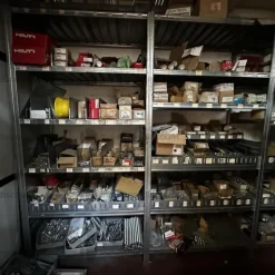 19#9312 Magazzino contenente minuteria, utensili e strumenti di misura comprensivo di scaffalatura metallica