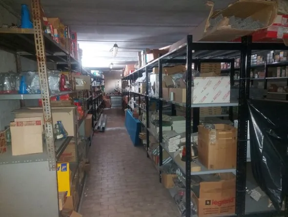 2#7887 Magazzino di materiale elettrico