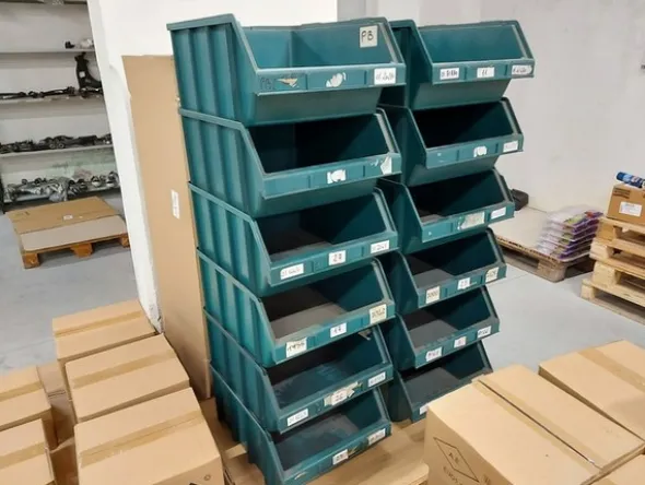 2#5256 Magazzino di ricambi e accessori per autorimessa
