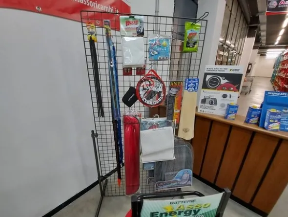 2#5256 Magazzino di ricambi e accessori per autorimessa