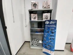 2#5256 Magazzino di ricambi e accessori per autorimessa