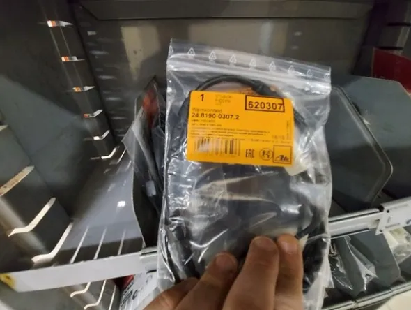 2#5256 Magazzino di ricambi e accessori per autorimessa