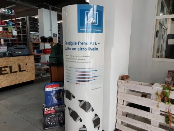 2#5256 Magazzino di ricambi e accessori per autorimessa