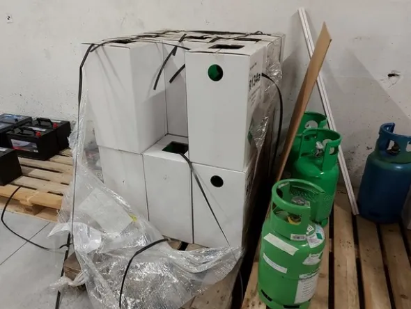 2#5256 Magazzino di ricambi e accessori per autorimessa