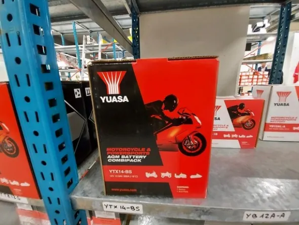 2#5256 Magazzino di ricambi e accessori per autorimessa