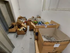 2#5256 Magazzino di ricambi e accessori per autorimessa