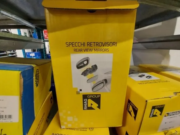 2#5256 Magazzino di ricambi e accessori per autorimessa