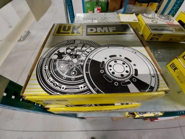 2#5256 Magazzino di ricambi e accessori per autorimessa