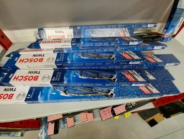 2#5256 Magazzino di ricambi e accessori per autorimessa
