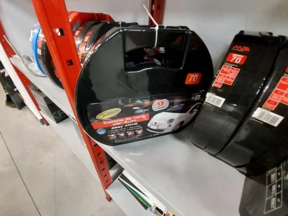 2#5256 Magazzino di ricambi e accessori per autorimessa