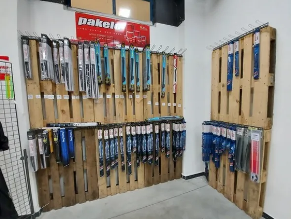 2#5256 Magazzino di ricambi e accessori per autorimessa