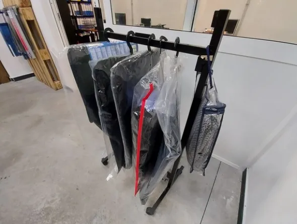 2#5256 Magazzino di ricambi e accessori per autorimessa