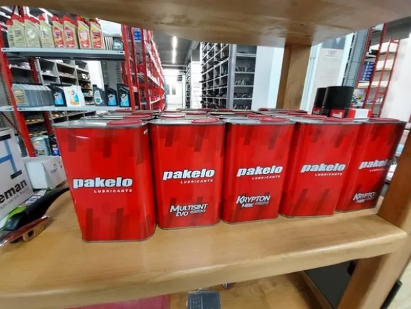 2#5256 Magazzino di ricambi e accessori per autorimessa