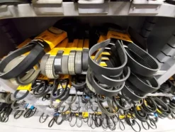 2#5256 Magazzino di ricambi e accessori per autorimessa