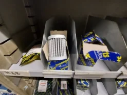2#5256 Magazzino di ricambi e accessori per autorimessa