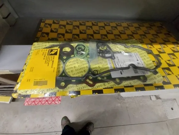 2#5256 Magazzino di ricambi e accessori per autorimessa