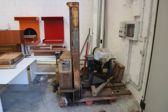 90#70720 Magazzino materie prime e macchinari per caminetti