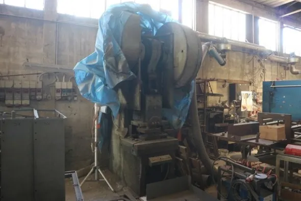 90#70720 Magazzino materie prime e macchinari per caminetti