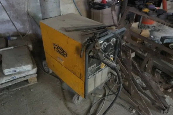 90#70720 Magazzino materie prime e macchinari per caminetti