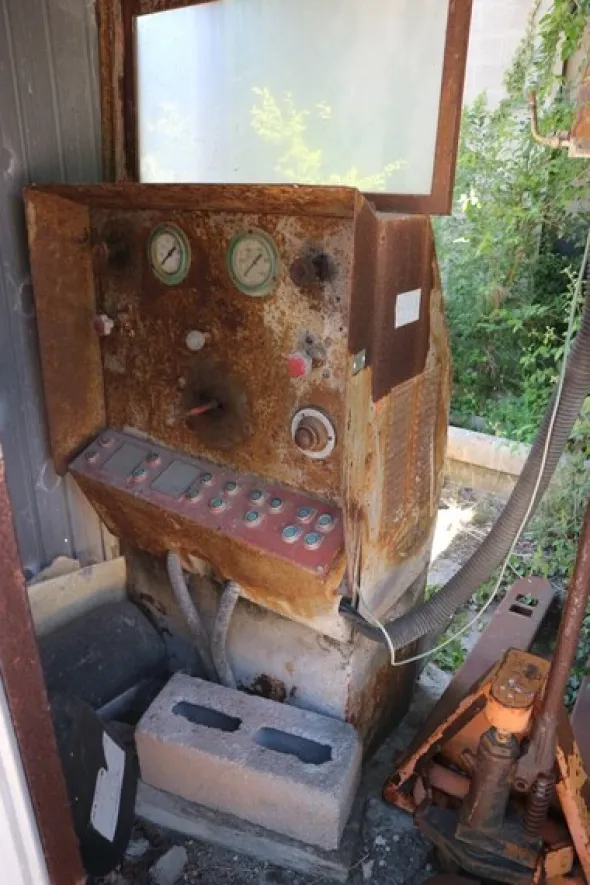 90#70720 Magazzino materie prime e macchinari per caminetti