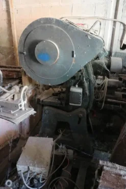 90#70720 Magazzino materie prime e macchinari per caminetti