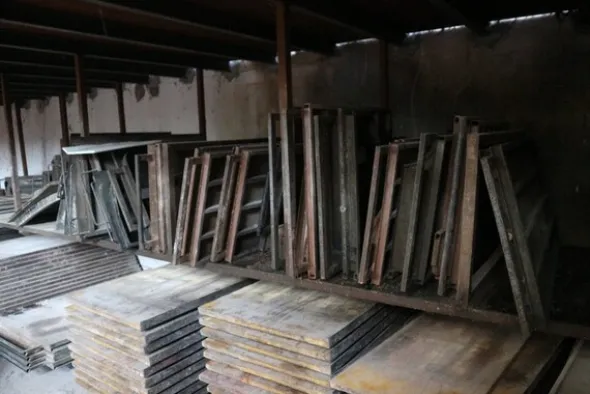 90#70720 Magazzino materie prime e macchinari per caminetti
