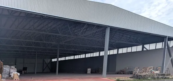 Magazzino 5000mq con 4 bocche bilico e ribalta carico