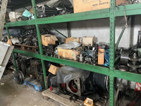 6#6473 Magazzino ricambi auto e trattori agricoli