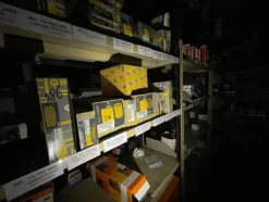6#6473 Magazzino ricambi auto e trattori agricoli