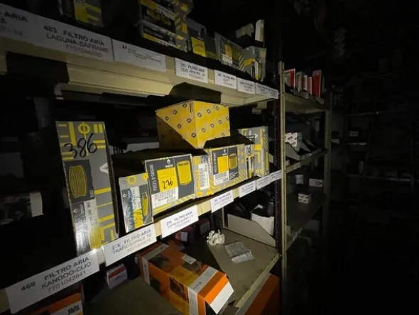 6#6473 Magazzino ricambi auto e trattori agricoli